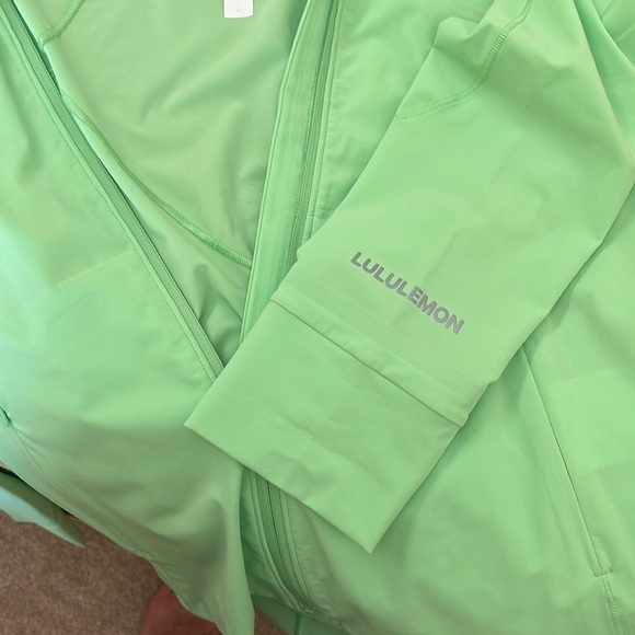 Lululemon Mist Over Windbreaker Size 8 - Picture 13 of 16